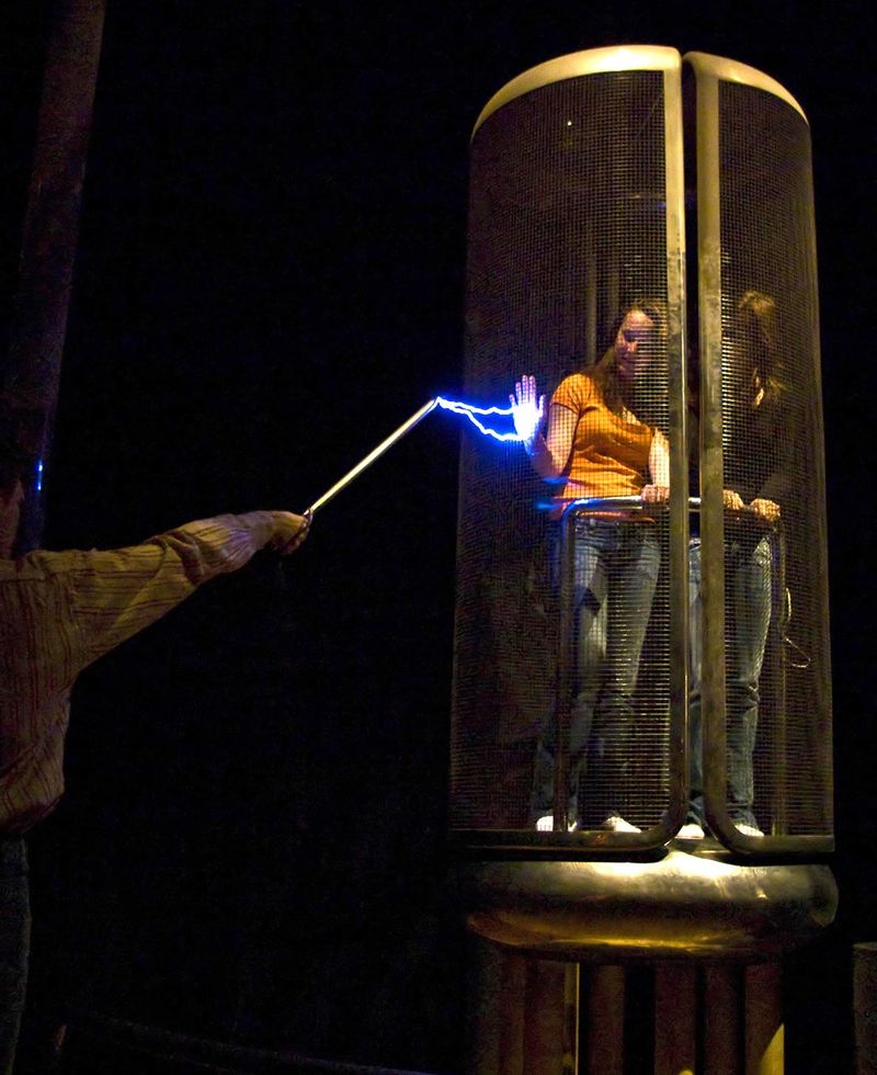 Faraday cage demonstration with Tesla coil arc at Palais de la Découverte